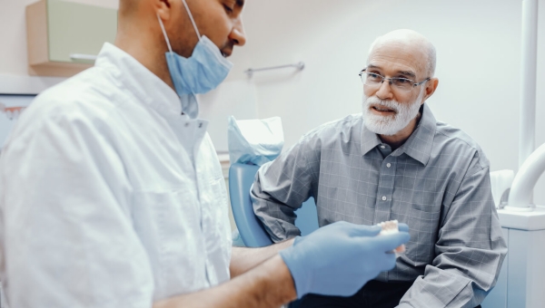 Pasang Gigi Palsu Sakit Gak Sih? Yuk Pelajari Lebih Jauh