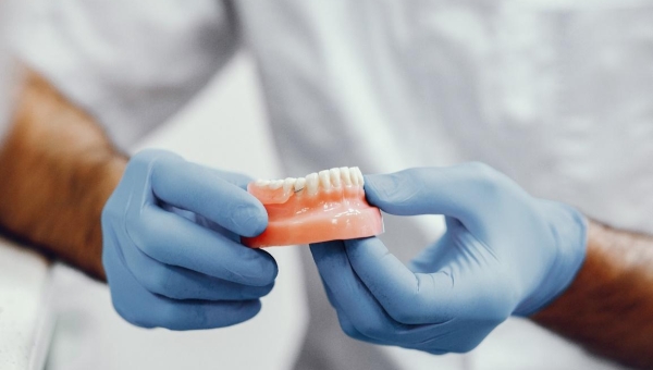 Yuk Intip Proses Pembuatan Gigi Tiruan Secara Lengkap